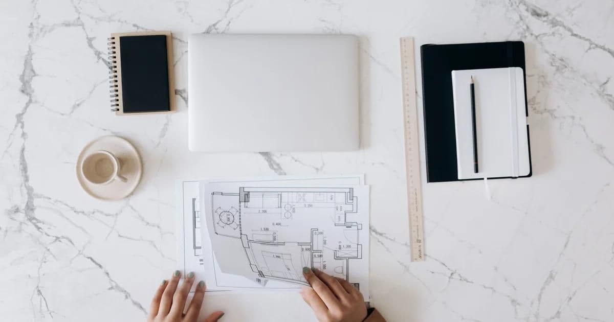 Consultation de portfolios pour choisir un cabinet d'architecture en Turquie — plans et maquette 3D d'un projet stambouliote sur un bureau d'architecte